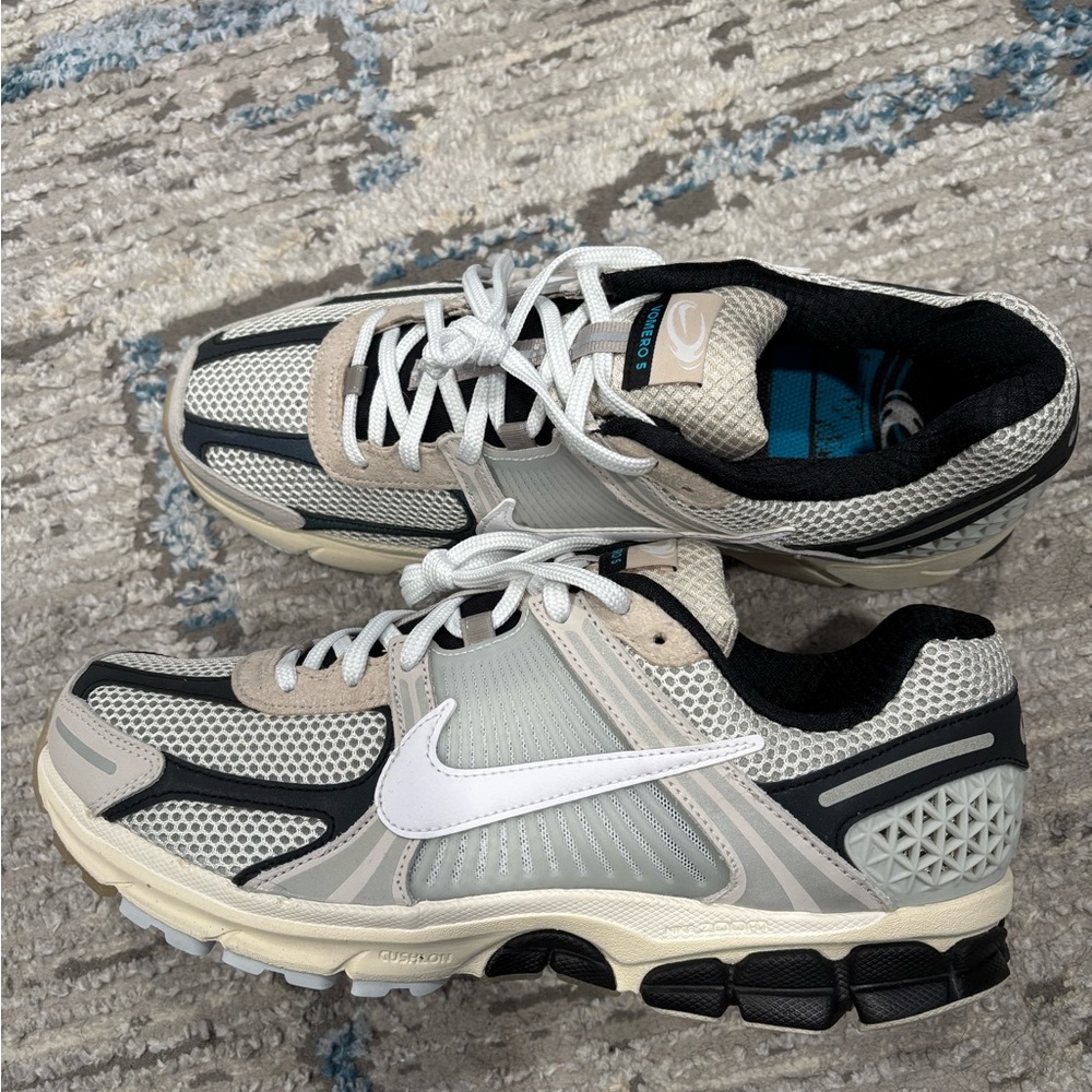 Nike Zoom Vomero 5 Sneakers - Gray and Black